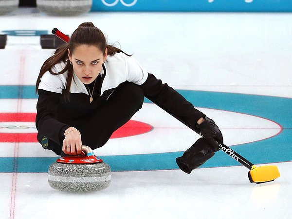 Curling stratejiyi ve hassasiyeti bir araya getiren oldukça eğlenceli bir spor. Taşın buz üzerinde kayma sesinden yola çıkarak 'Kükreme oyunu' ismiyle de anılıyor.