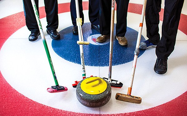 Curling'de eğer sporcu taşa süpürgesiyle değerse kendi kendisini cezalandırabilir. Curling sportmenliğin ön planda tutulduğu bir spordur.