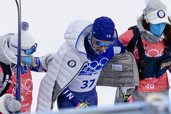 Geçen hafta Pekin Kış Olimpiyatları kapsamında Zhangjiakou Ulusal Kros Kayak Merkezi'nde düzenlenen kayak kros erkekler 50 kilometre toplu çıkışta, Finlandiya ekibinden Remi Lindholm zor anlar yaşadı.