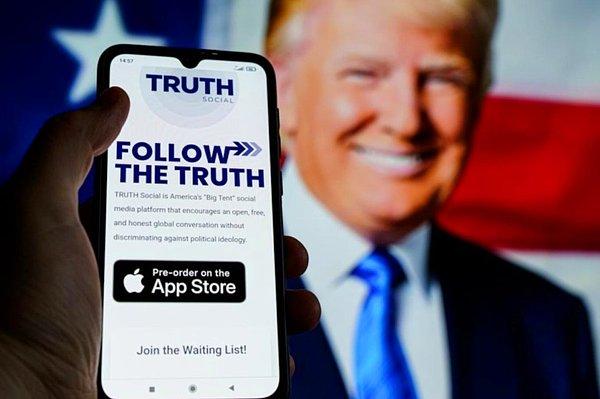 3. Twitter ve Facebook gibi sosyal medya devlerinin yasakladığı eski ABD Başkanı Donald Trump, kendi sosyal medya platformunu kurdu. Truth Social isimli uygulama Apple'ın uygulama mağazası App Store'da yayınlandı.