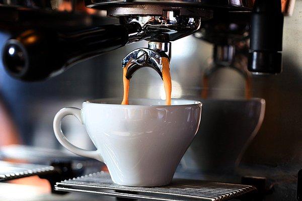 Bazı kahve dükkânlarında espresso makinesi kirli olabilir.