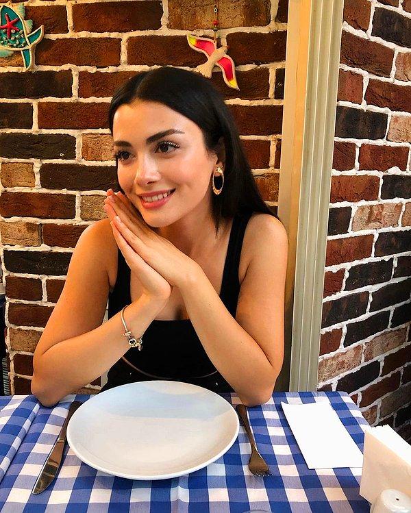 Hazır sosyal medyadan laf açılmışken gelin güzel oyuncu Özge Yağız'ın Instagram üzerinde paylaştığı fotoğraflara göz atalım 👇