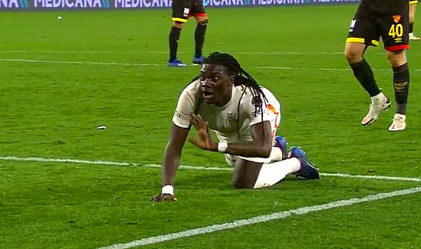 87. dakikada hakem bir kez daha penaltı noktasını gösterdi. Bafetimbi Gomis durumu 2-2'ye getirdi.