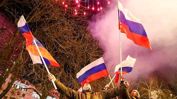 Reuters ajansı, Donetsk'te Rusya bayraklarıyla kutlama yapan grupları görüntüledi.