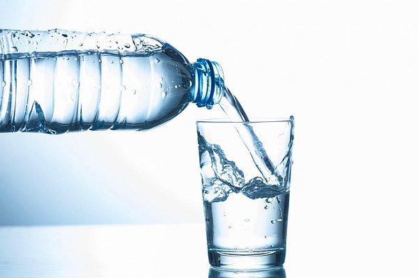 En önemlisi su. Bakın su içsem yarıyor klişelerini bir kenarı bırakın ve vücudunuzu dinleyin. "Aç mıyım acaba?" sorusunun en iyi cevabı 1 bardak su içmek. Çoğunlukla susuzluk ve açlık karıştırılır, bir bardak su bunun en iyi cevabıdır. Suyu her saat her dakika içmekten vazgeçmeyin.