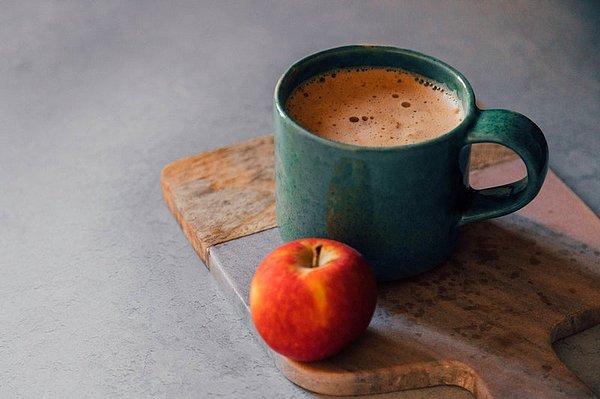 Elma size kahveden daha fazla enerji verir! Kafein sevdalıları, üzgünüz ama bu bir gerçek!  Öğleden sonra enerjiniz biraz düşükse, bir fincan kahve içmek yerine elma yemeyi düşünün. Yüksek karbonhidrat, lif, C vitamini ve mineral içeriği sayesinde elma yemek tüm gün enerjik kalmanıza yardımcı olacak mükemmel bir seçenektir.
