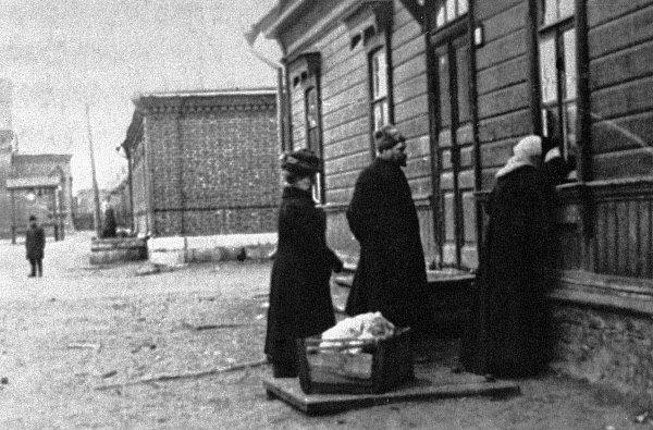 İstasyon şefi tam bir Tolstoy'cudur (Tolstoy'culuk, o tarihlerde bir cemaat gibidir.) ve evinin en rahat iki odasını Tolstoy'a ayırır. Yaşlı yazar da öldüğü 7 Kasım'a kadar bu evde kalır.