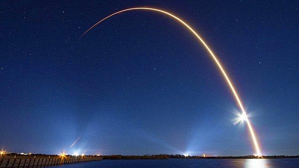 13. Elon Musk'ın kurucusu olduğu Amerikan uzay mekiği ve roket üreticisi SpaceX, Starlink internet ağı projesi kapsamında 46 uyduyu daha uzaya yolladı.