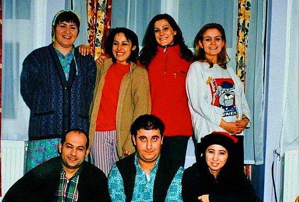 2000-2003 yılları arasında TRT ekranlarında izlediğimiz Yedi Numara dizisi Türkiye'nin efsaneleşmiş, yıllar geçse de yeri doldurulamayacak dizilerinden bir tanesi.