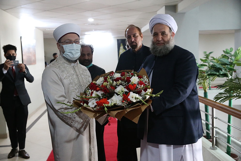 'Korkumuzdan Yeni Araba Alamıyoruz' Diyen Ali Erbaş, Pakistan'a Özel Jetle Gitti