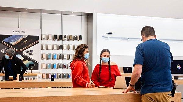 Apple, ilk etapta ABD’nin Ohio, Kansas, Kentucky ve Georgia gibi eyaletlerinde yer alan mağazalarında maske zorunluluğunu kaldırdığını açıkladı.