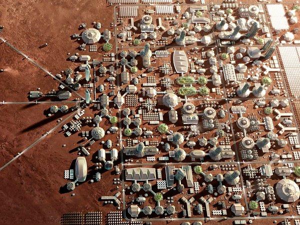 Musk’ın Mars için uzun vadeli vizyonu güneş enerjisiyle çalışan hidroponik çiftlikler ve vegan diyetleri içeren kendi kendini idame ettiren bir şehir inşa etmeye benziyor.