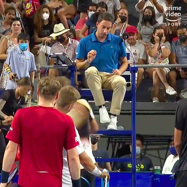 Direkt olarak hem tekler hem çiftler turnuvasından men edilen Zverev, tenis federasyonundan da ceza alma tehlikesi ile karşı karşıya. Daha önce Nick Kyrgios da "agresif tavır" sebebi ile ATP'den 16 hafta men cezası almıştı.