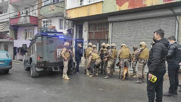 İhbar üzerine olay yerine çok sayıda polis ekibi sevk edildi. Polis sokakta önlem alarak Tugay Adak'ı ikna etmeye çalıştı.