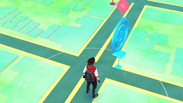 Pokemon Go artırılmış gerçeklik teknolojisinden yararlanıyor ve oyuncuların konumuna göre karşılarına çeşitli Pokemonlar çıkarıyor.