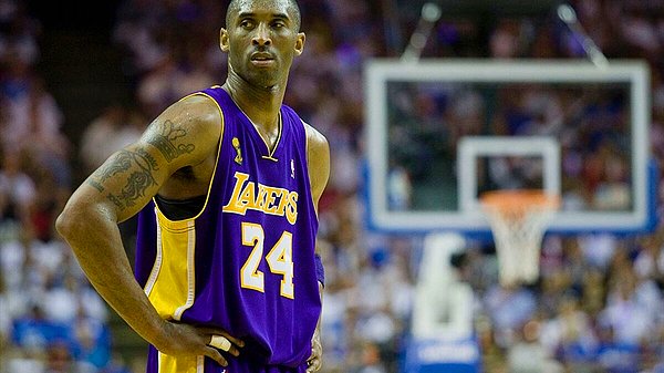 İngiltere'nin ünlü Sotheby's müzayede evinden yapılan açıklamada, Kobe Bryant'ın 81 sayı attığı 2006 yılındaki ünlü Toronto Raptors maçı öncesinde giydiği tişört açık artırmada satıldı.