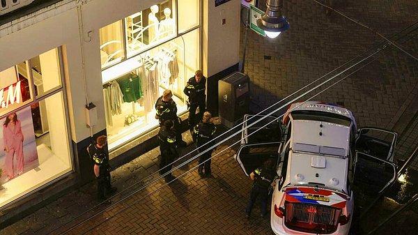 1. Hollanda’nın Amsterdam şehrindeki bir Apple mağazasına dün akşam saatlerinde silahlı bir saldırgan tarafından soygun girişiminde bulunuldu. Saldırgan çalışanları rehin aldı. Amsterdam polisi, olaydan saatler sonra durumun kontrol altına alındığını bildirdi.