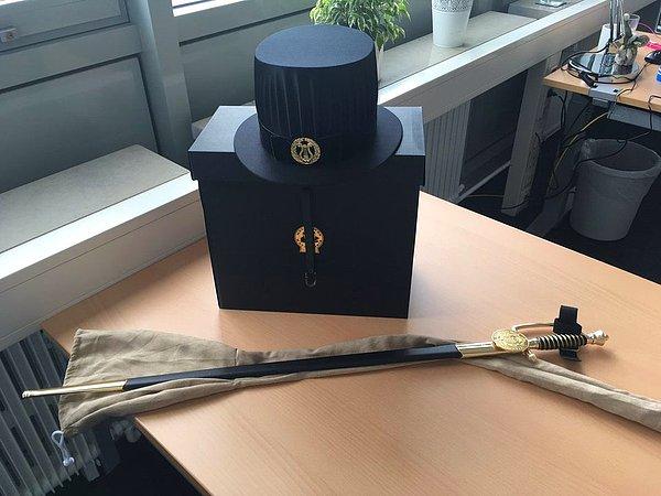 15. Finlandiya'da doktora yapan kişiye ödül töreni sırasında bir şapka ve bir kılıç verilir. Bu hediyeler araştırma özgürlüğünü ve iyi/ adil olan şey için mücadele etmeyi temsil eder.