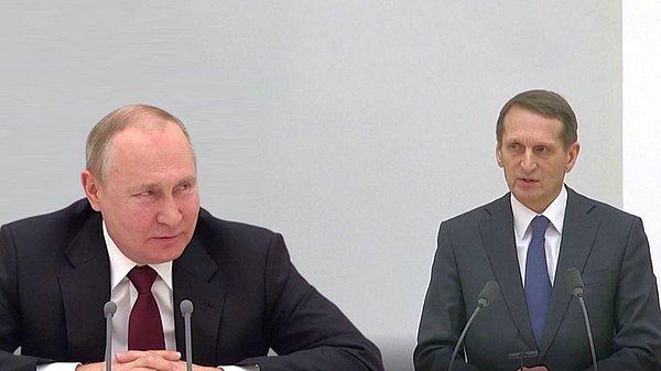 Naryshkin'in sözlerinden tam olarak memnun olmayan Putin, Dış İstihbarat Şefi'nin sözünü keserek "Müzakere sürecini başlatmamızı mı öneriyorsunuz? Yoksa cumhuriyetlerin egemenliğini tanımak mı?" diye çıkıştı.