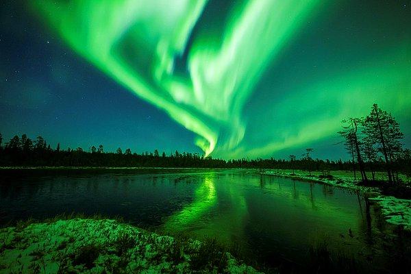 Peki bu her zaman mı görülebilir? Finlandiya'da olmadığınız sürece hayır. Finlandiya'da kuzey ışıkları bir yılda yaklaşık 200 gece görülür, hatta eğer Lapland'deyseniz her gece görebilirsiniz.