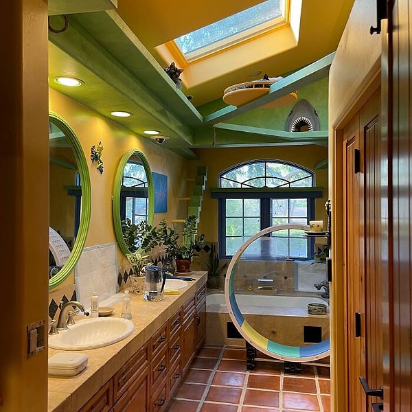 Даже ванная комната оформлена в соответствии с потребностями кошек