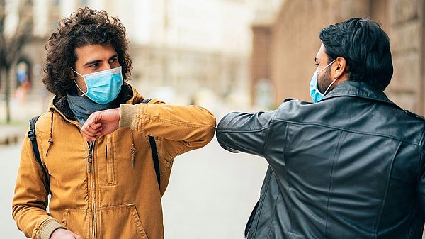 Hepimiz maske, sosyal mesafe derken uzun süredir aşağı yukarı aynı tedbirleri alıyoruz. Bu yüzden koronavirüs kapma riski bir nevi şans işine dönmüş durumda diyebiliriz.