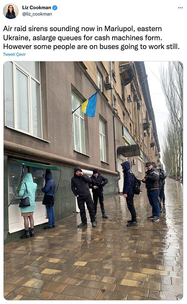 20. "Ukrayna'nın doğusundaki Mariupol'da hava saldırısı sirenleri çalıyor, bankamatiklerde uzun kuyruklar oluşuyor. Fakat bazı insanlar hala işe gitmek için otobüse biniyor."
