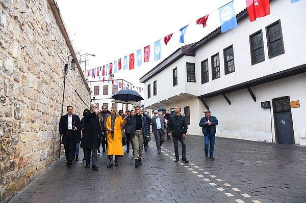 Ersoy, bu sefer Kahramanmaraş Dulkadiroğlu Belediye Başkanı Necati Okay'ın davetiyle tarihi Bahtiyar Yokuşu'nu ziyaret ettiği sırada, çantasını ve şemsiyesini kendisini korumakla görevlendirilen kadın polise taşıttı.