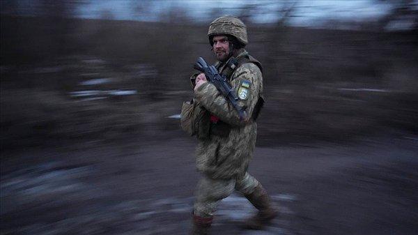 12.48 | Ukrayna Cumhurbaşkanlığı danışmanı, 40 Ukraynalı askerin öldüğünü, onlarca askerin yaralandığını duyurdu.