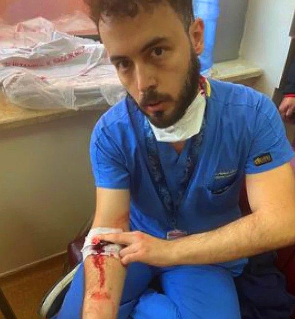 6. 5 Mayıs 2021 - Genel cerrahi asistanı Adem Özcan, hasta olduğu damar yolu açarak hastalarına tedavi sunmak için görev yaptığı hastanede hasta yakınları tarafından damar yolu kopartılmaya çalışıldı.