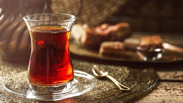 Hepimiz için çayın yeri bambaşkadır. Sabah, öğlen, akşam günün her anında çay tüketiriz. Koyu sohbetlerimizin, keyifli anlarımızın vazgeçilmezidir.