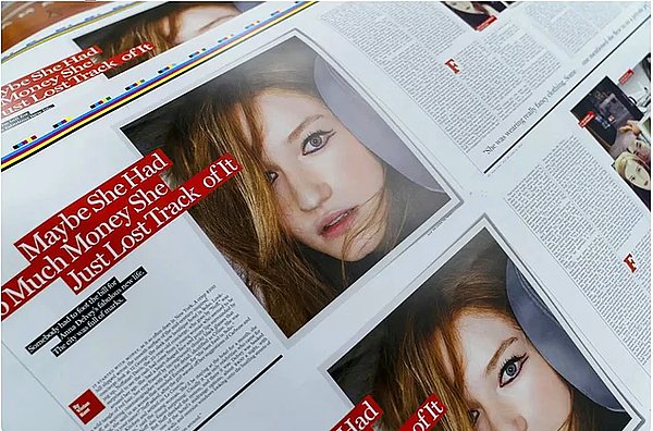 Dizi Jessica Pressler'ın haberinde anlattığı gibi, Anna Delvey'nin nasıl ün kazandığını, dolandırıcılık yapmak için Alman mirasyedi olarak sahte kimliğini nasıl kullandığını anlatıyor.