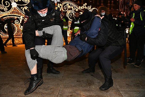 Bağımsız gözlemcilere göre sadece Moskova'da 730'dan fazla gözaltı yapıldı. St. Petersburg ve Moskova'daki müdahalelerden kareler 👇