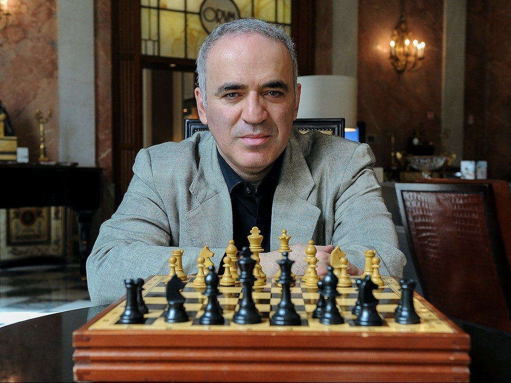Satranç Efsanesi Kasparov Ülkesini Eleştirdi: 'Putin'in Savaş Makinesini İflas Ettirin'