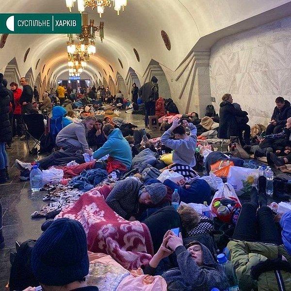 00.20 | Kiev ve Kharkiv'de halk geceyi geçirmek için metro istasyonlarına sığınıyor.