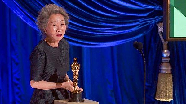 Yuh-Jung Youn, 93. Oscar Töreni'nde, En İyi Yardımcı Kadın Oyuncu ödülü ile eve döndü.