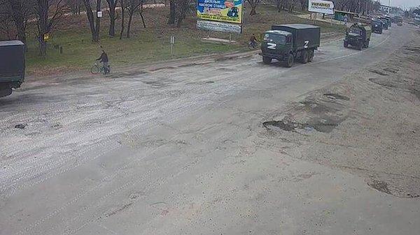 11.10 | Rus Ordusu Kiev'e ilerliyor: Bölgeden son gelen görüntülerde üstünde 'Z' işareti olan askeri araçlar görülüyor.