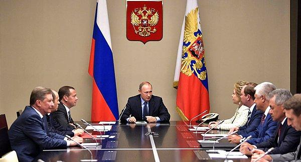 Öncelikle Rusya, iç ve dış politikasının en önemli kararlarını FSB ve Dış İstihbarat'ın başkanları, parlamentonun her iki kanadının başkanları ve başbakan dahil olmak üzere üst düzey isimlerin bulunduğu toplamda 30 kişiden oluşan Güvenlik Konseyi'nde alıyor.