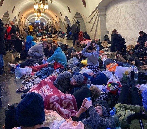 Ukrayna halkı metro gibi en yakın sığınaklarda hayatta kalmaya çalışıyor. Erkekler devletin çağrısıyla teker teker askere gidiyor, çocuklar anneleriyle birlikte ölüm kalım savaşı veriyor.