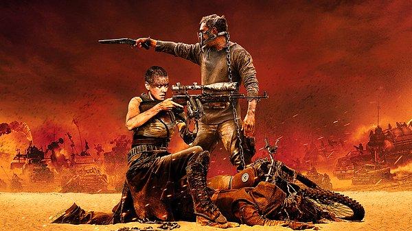 New York Times gazetesinin köşe yazarı Kyle Buchanan'ın yazdığı "Blood, Sweat & Chrome: The Wild and True Story of Mad Max: Fury Road" isimli kitapta, film çekimlerinde Tom Hardy ve Charlize Theron'un birbirine girdiği söylendi.