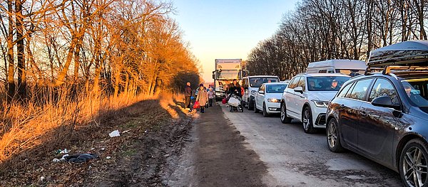 "Araçlar 25 kilometre boyunca sıra oluşturmuştu ve bazılarının benzini bitmişti. Çoğu insan, yürüyerek daha kolay gideceğini düşündüğü için araçlarını terk etti."