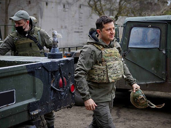 Rusya’nın Ukrayna işgali devam ediyor. Ukrayna Devlet Başkanı Vladimir Zelensky ailesiyle birlikte başkent Kiev’de. Rus ordusunun ilk hedefi olmasına rağmen ülkeden ayrılmayacağını açıklamıştı.