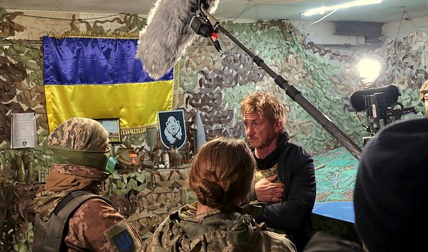 Penn, Kasım 2021'de de Rusya'nın bölgedeki faaliyetlerine dair hazırladığı bir belgesel üzerinde çalışmak için Donetsk bölgesi yakınlarındaki Ukrayna ordusuna ait mevzileri ziyaret etmişti.