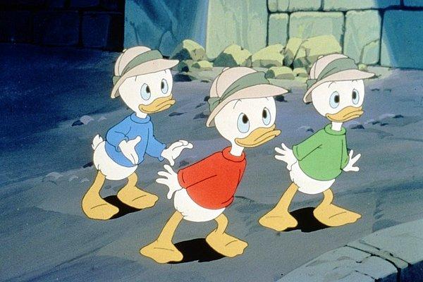 12. Donald Duck'ın sevimli yeğenleri Huey, Dewey ve Louie, aslında kendi babalarına yanlışlıkla zarar veren yetim kardeşler.