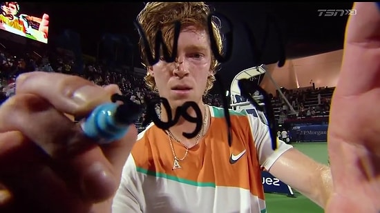 Rus Tenisçi Andrey Rublev, Maç Sonrası Kendisini Çeken Kameraya 'Savaşa Hayır' Yazdı