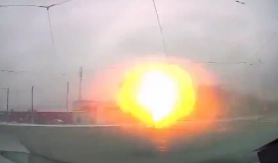 Ukrayna'da Kırmızı Işıkta Bekleyen Aracın Rus Uçakları Tarafından Bombardımana Yakalanma Anı Anbean Kaydedildi