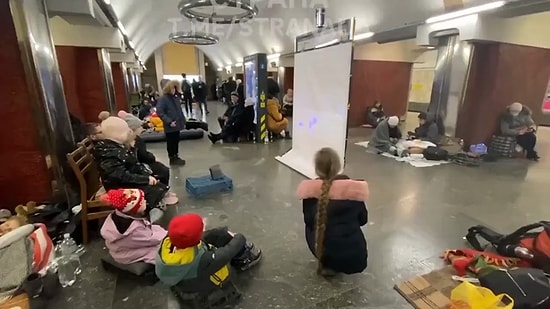 Ukrayna'da Metroya Sığınan Çocuklara Silah ve Bomba Seslerinden Korkmamaları İçin Çizgi Film İzletiliyor