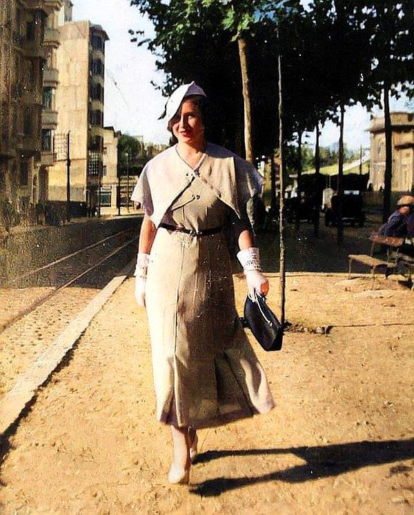 1. Laleli Ordu Caddesi'nde yürüyen hanımefendi, İstanbul, 1940.