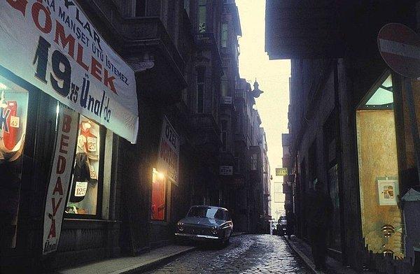 3. Beyoğlu'nda ara sokak, İsranbul, 1977.