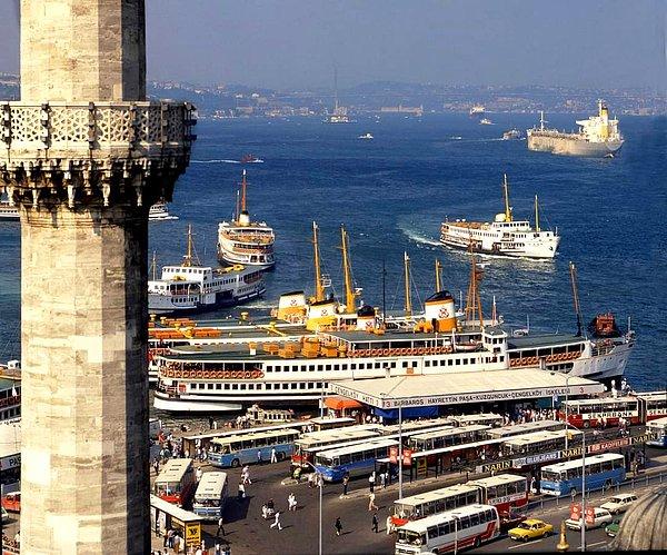 17. Yeni Camii minaresinden Eminönü ve Boğaziçi, İstanbul, 1987.